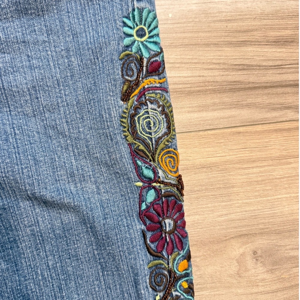 A.M.I. "Y2K Vintage Embroidered Flare Jeans - Picture 2 of 4